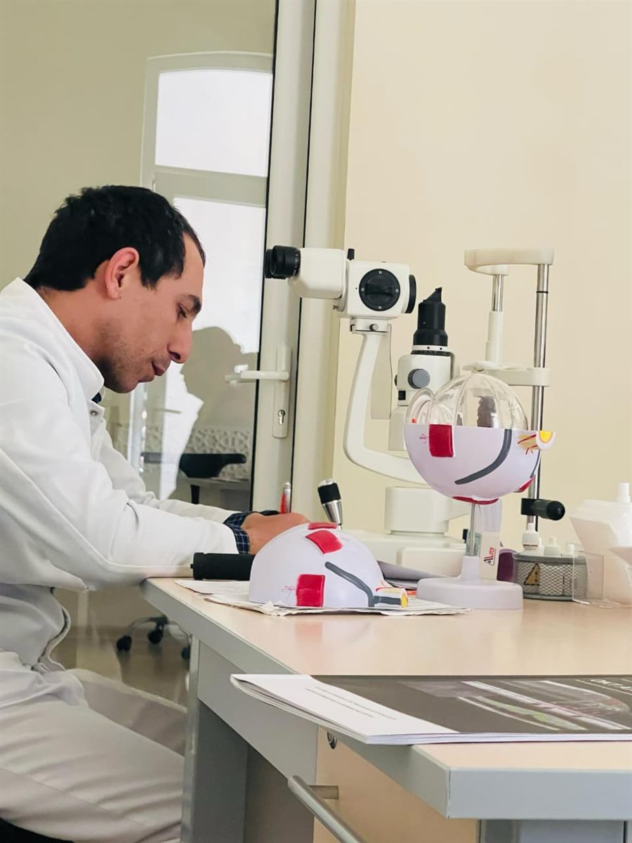 Dr. Qafar Tağıyev yarıq lampa (slit-lamp) müayinəsi zamanı